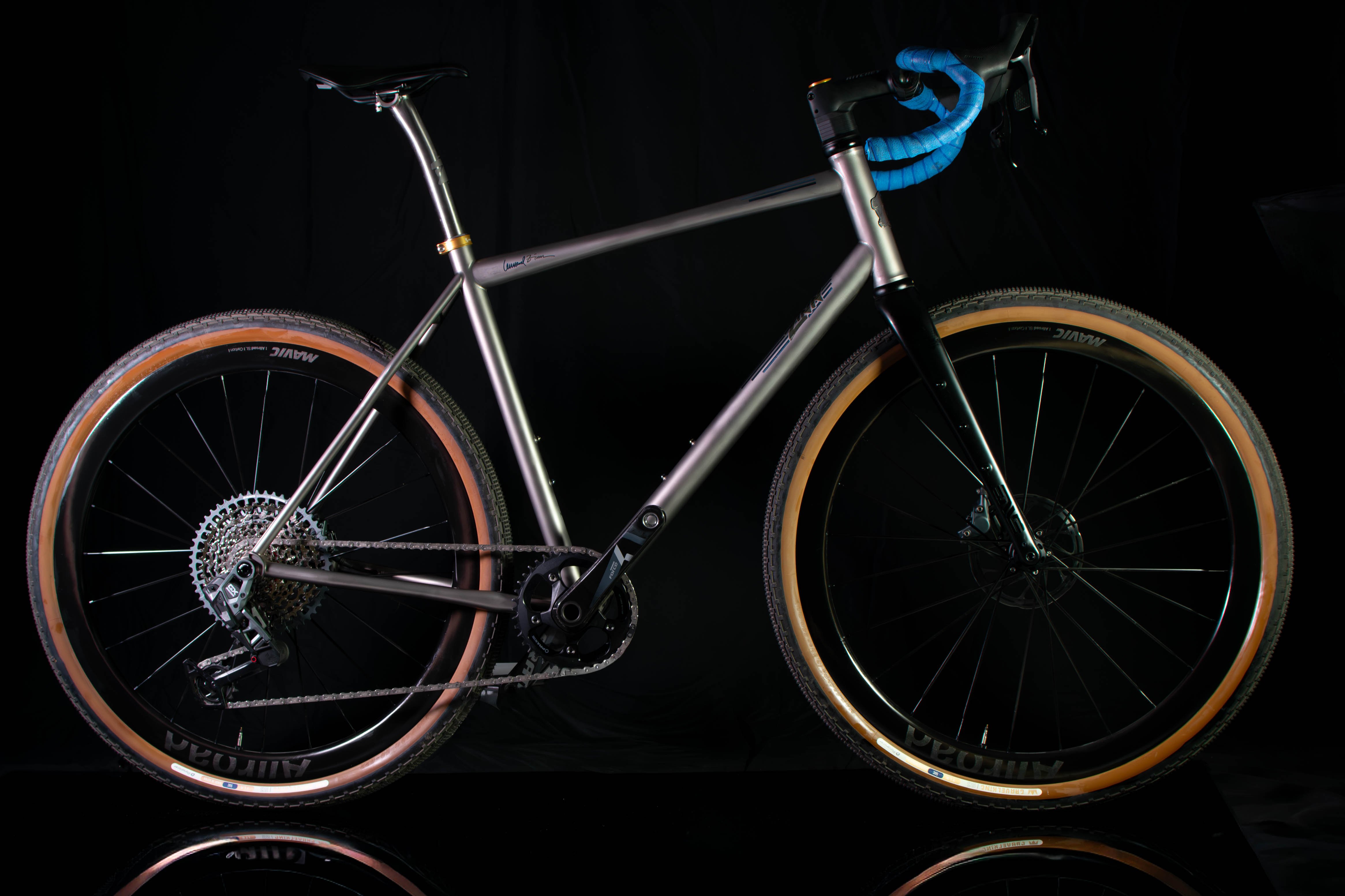Custom ti in route gravel bike black WEB